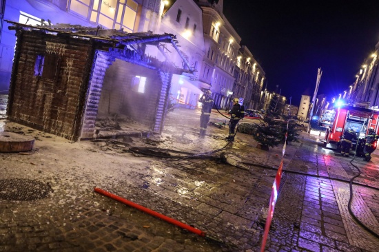 Hütte des Christkinds in Wels-Innenstadt samt Wunschzettel-Briefkasten in Flammen aufgegangen