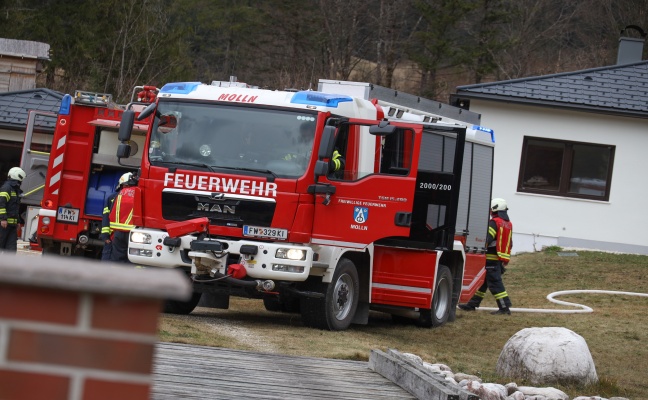 Vier Feuerwehren bei Brand an einer Hausfassade in Molln im Einsatz