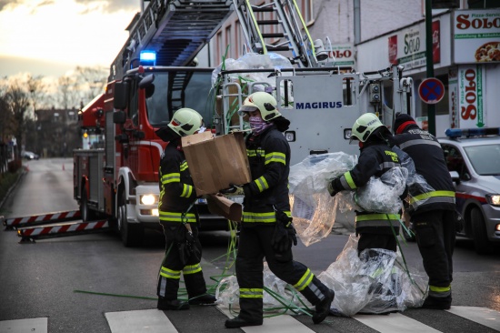 Sturmeinsatz: Feuerwehr am Dach eines Parkhauses in Wels-Neustadt als "Mllabfuhr" im Einsatz