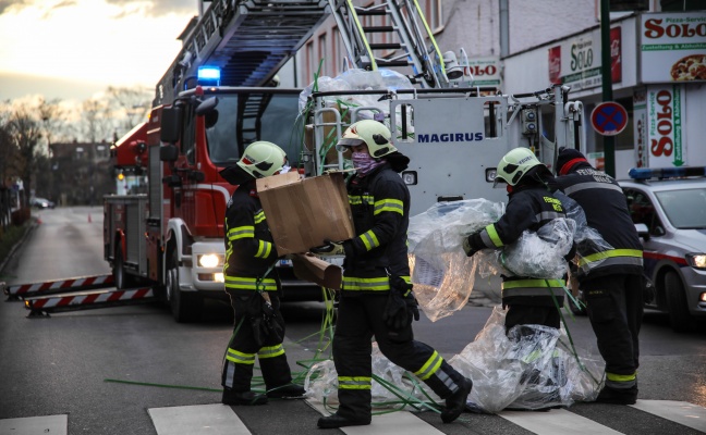 Sturmeinsatz: Feuerwehr am Dach eines Parkhauses in Wels-Neustadt als "Müllabfuhr" im Einsatz