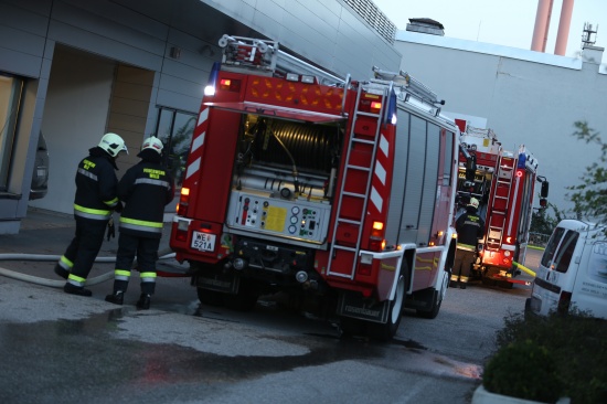 Containerbrand in einem Firmengelnde in Wels-Lichtenegg