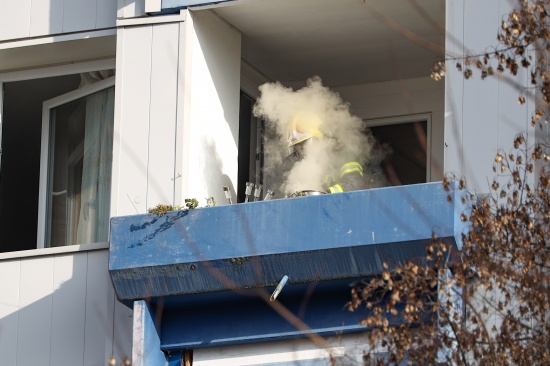 Einsatz in Wels-Lichtenegg: Kochtopf mit angebranntem Kochgut durch Feuerwehr auf Balkon gebracht