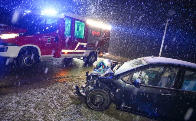 Kollision zwischen PKW und Kleintransporter in Eberschwang fordert zwei Verletzte