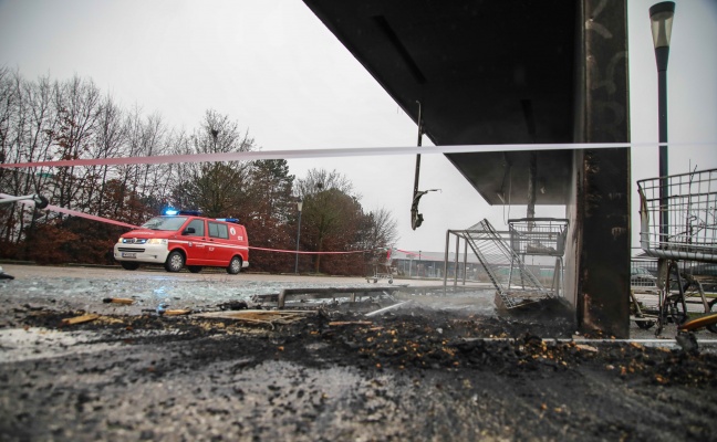 Brand in einer Parkbox für Einkaufswagen bei Einkaufszentrum in Wels-Schafwiesen