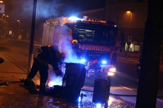 Nchlicher Brand einer Altpapiertonne in Wels-Neustadt