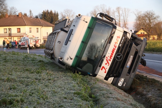 LKW auf Pyhrnpass Strae bei Wartberg an der Krems nach Kollision mit PKW umgestrzt