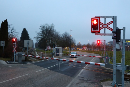 Drei neue Sicherungsanlagen bei Bahnbergngen entlang der Almtalbahn in Sattledt in Betrieb genommen