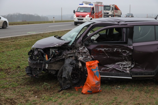 Drei Verletzte bei schwerem Verkehrsunfall zwischen zwei PKW in Peuerbach