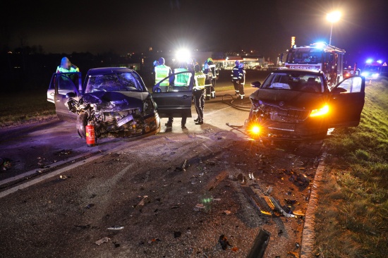 Drei Verletzte bei Frontalkollision zwischen zwei Autos in Allhaming