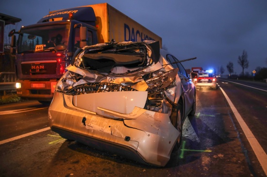 Heftiger Auffahrunfall zwischen LKW und PKW auf Wiener Strae in Marchtrenk