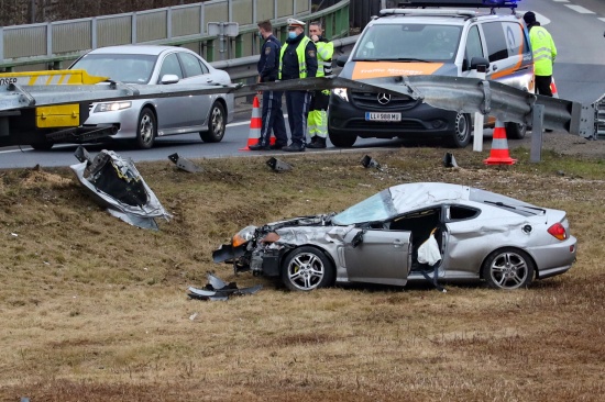 Auto frontal gegen Leitschiene: Unfall auf Westautobahn bei Enns fordert Verletzten