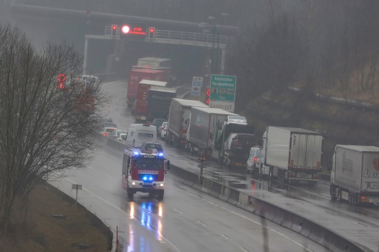 Einsatz in Steinhaus: Fnf Feuerwehren in Autobahntunnel der Innkreisautobahn alarmiert