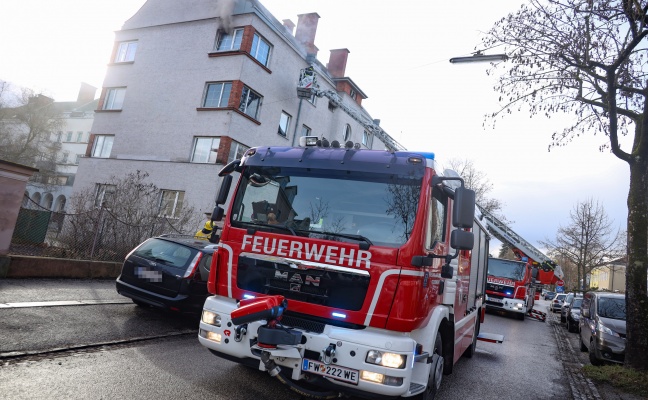 Person bei Wohnungsbrand in Wels-Innenstadt durch Feuerwehr aus Brandwohnung gerettet