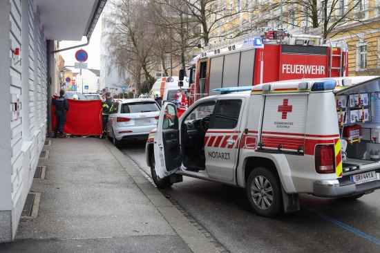 Reanimation: Autolenker nach internem Notfall in Wels-Innenstadt gegen Autos und Hausmauer gekracht