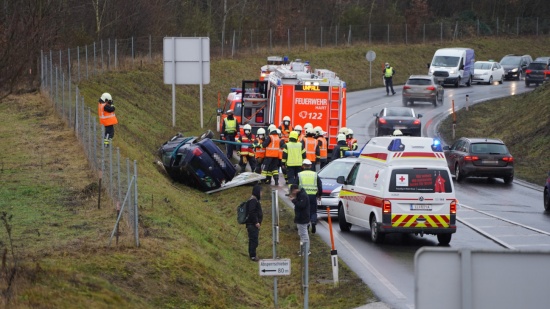 Auto auf Kremstalstrae in Leonding berschlagen