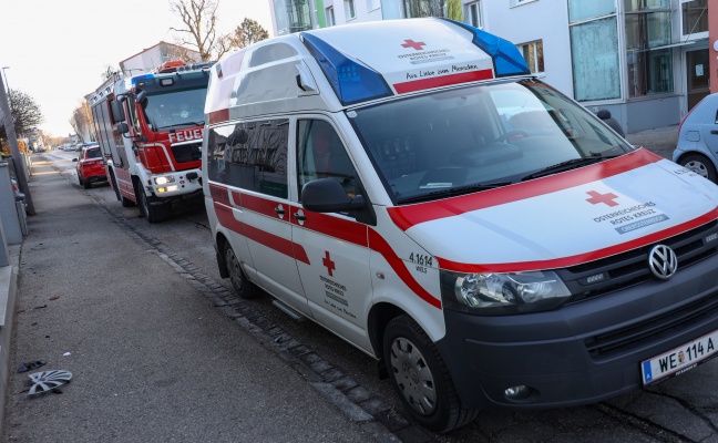 Unterkühltes Kind führte Einsatzkräfte zu vorangegangenem Brand in einer Wohnung in Wels-Vogelweide