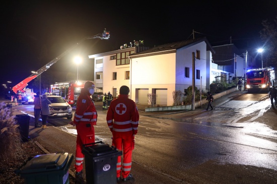 Drei Feuerwehren bei Dachstuhlbrand in Leonding im Einsatz - Bewohner hrte lautes Knistern