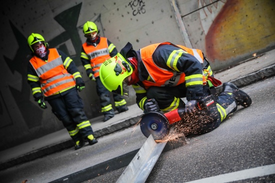 Feuerwehr rckte lockerem Winkel bei Unterfhrung in Marchtrenk mittels Winkelschleifer zu Leibe