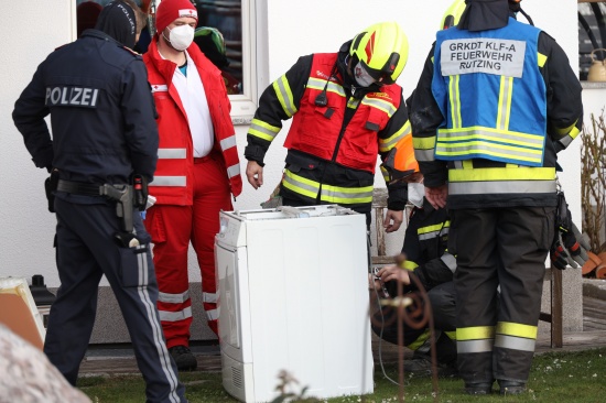 Drei Feuerwehren im Einsatz: Defekter Wschetrockner verraucht Keller eines Hauses in Hrsching
