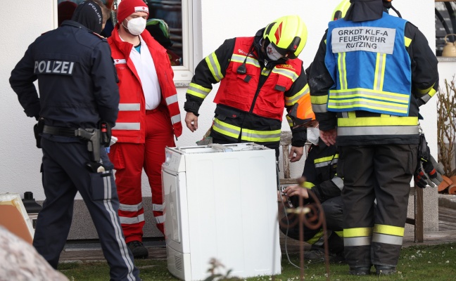 Drei Feuerwehren im Einsatz: Defekter Wäschetrockner verraucht Keller eines Hauses in Hörsching