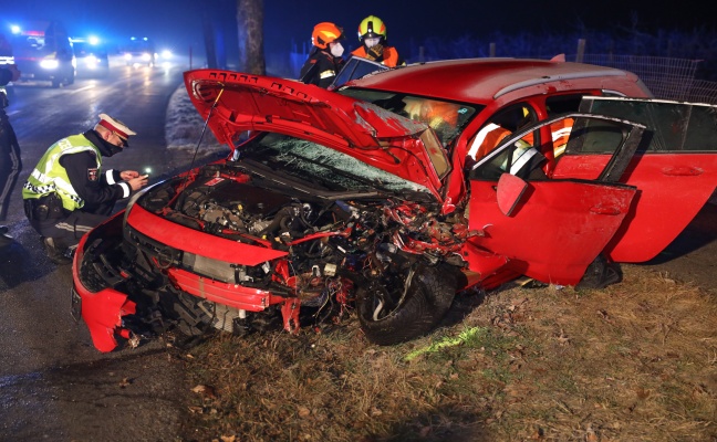 Auto bei schwerem Verkehrsunfall in Oftering gegen Baum geprallt