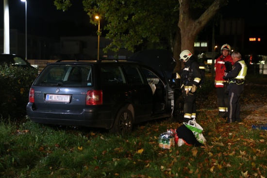 Fahrzeug gegen einen Baum gekracht - Glcklicherweise kein Fahrzeugbrand