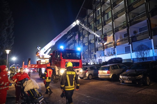 94-Jhriger bei Brand in Altmnster durch Feuerwehr aus Wohnung gerettet