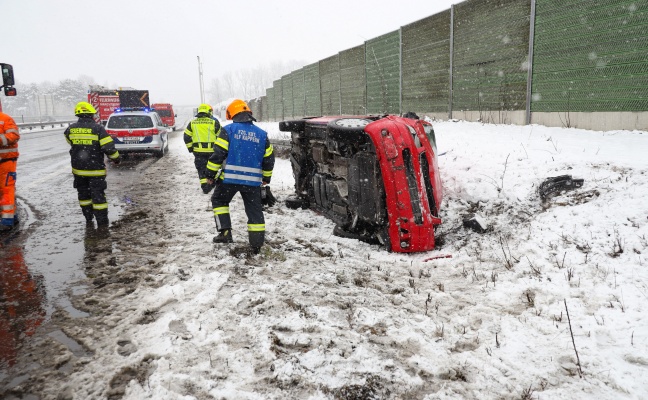 Winterliche Straßenverhältnisse: Kleinbus auf Welser Autobahn bei Marchtrenk umgestürzt