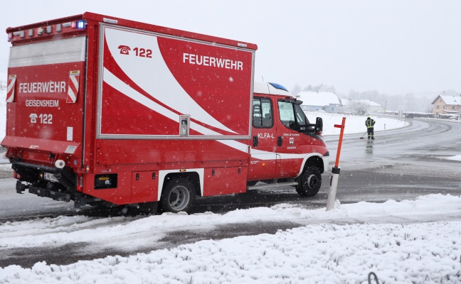 Ölspur auf Schneematsch in Pichl bei Wels sorgte für Einsatz der Feuerwehren