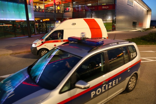 Bei einem Streit vor einem Einkaufszentrum mit Schusswaffe und Messer bedroht