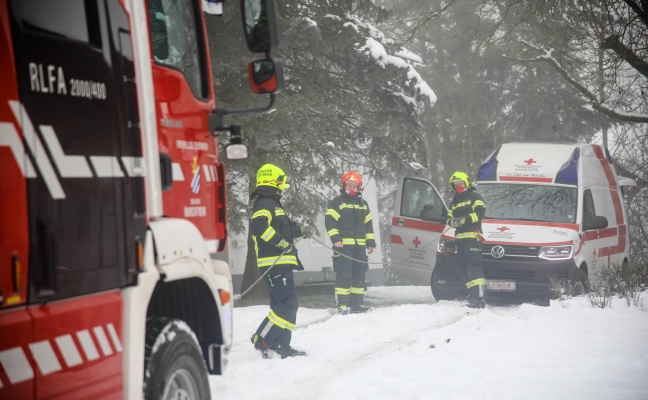 Rettungsfahrzeug bei Hofzufahrt in Marchtrenk im Schnee und Matsch festgefahren