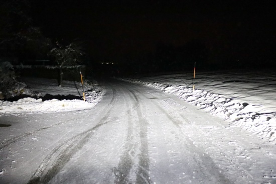 Autoberschlag auf Schneefahrbahn in Waizenkirchen endet glimpflich