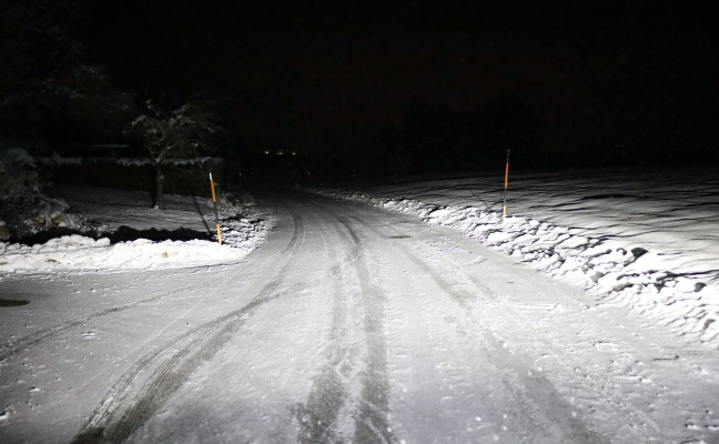 Autoüberschlag auf Schneefahrbahn in Waizenkirchen endet glimpflich