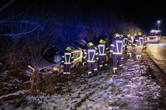 Alkolenker bei Unfall in Steinerkirchen an der Traun mit Auto in Bschung gelandet