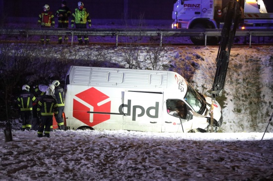 Pakettransporter im Kreisverkehr der Wiener Strae bei Enns ber Bschung gestrzt