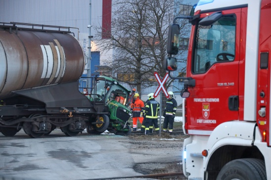 Traktor auf Bahnbergang in Laakirchen mit Gterzug kollidiert