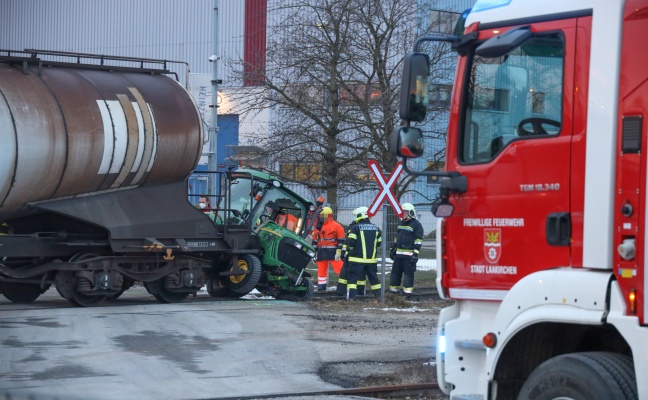 Traktor auf Bahnübergang in Laakirchen mit Güterzug kollidiert