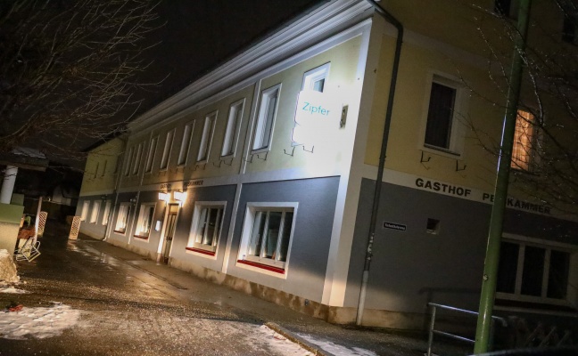 Zwei Feuerwehren zu Brand im Gebäude einer Gaststätte in Attnang-Puchheim alarmiert