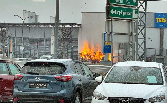 Brand von Kartonagen bei Geschäftslokal in Micheldorf in Oberösterreich führt zu Feuerwehreinsatz