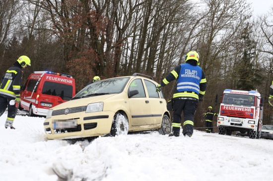 Schneeverwehung: PKW-Lenkerin bei Weikirchen an der Traun mit Auto im Straengraben gelandet