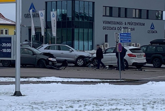 Kreuzungscrash mit mehreren Fahrzeugen auf Pyhrnpass Strae in Sattledt