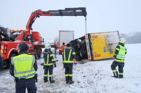 Winterliche Straenverhltnisse: LKW-Anhnger auf Voralpenstrae bei Sattledt umgestrzt