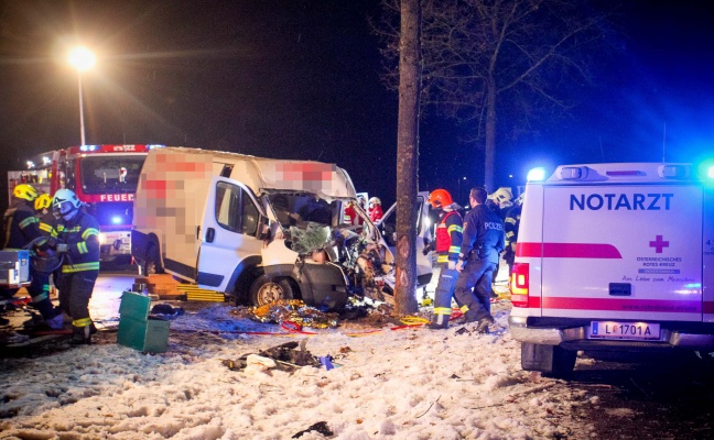 Langwierige Rettung eines eingeklemmten Lenkers nach Verkehrsunfall in Braunau am Inn