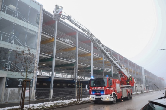 Feuerwehr im Einsatz: Abstrzende Eisbrocken vom Parkdeck beim Hauptbahnhof in Wels-Neustadt