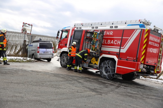 Auto bei Verkehrsunfall in Buchkirchen im Zaun eines Obstgartens gelandet