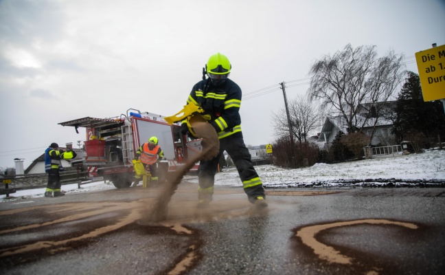 Defekter Schneepflug zog Ölspur durch zahlreiche Straßen in Marchtrenk