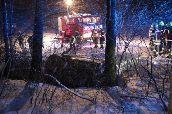 Auto im Bach: Mutter und Kinder berstehen Unfall auf schneeglatter Strae in Pettenbach fast unverletzt