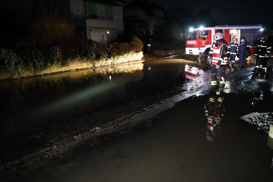 berflutete Fahrbahn: Feuerwehr nach Tauwetter und starkem Regen in Krenglbach im Einsatz