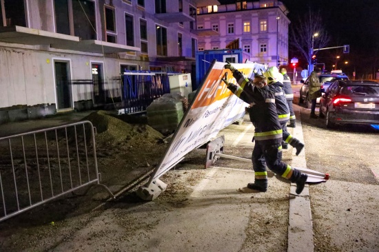 Sturmben wehten Bauzaun in Wels-Innenstadt um - Feuerwehr sicherte die Baustelle wieder ab