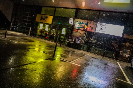 Faustfeuerwaffe: Mann (31) beim Zigarettenkauf in Wels-Vogelweide mit Waffe bedroht und beraubt